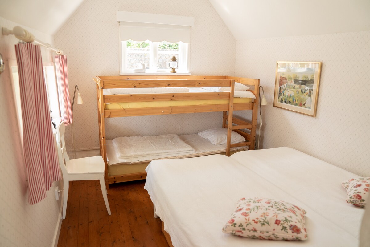 2 ერთადგილიანი  საწოლი ორსართულიანი საწოლი დაახლოებით 1,80 მეტრის სიგრძისაა