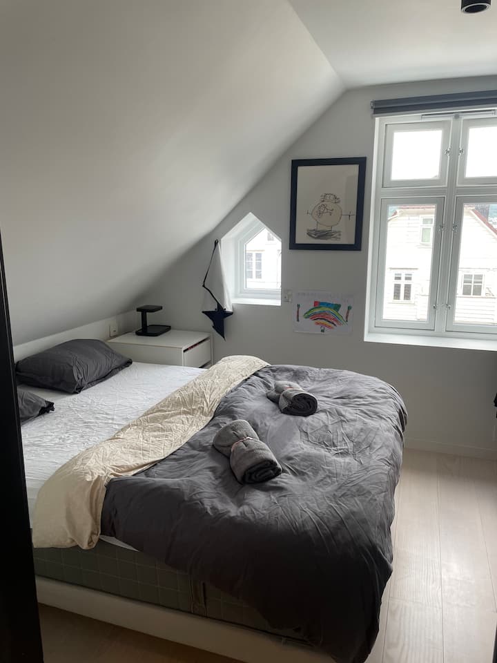 Dormitorio con cama de 150 cm