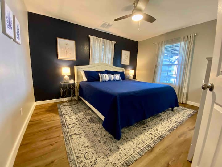 בחדר השינה הראשי יש מיטת קינג סייז, טלוויזיה וחלל עבודה קטן. נוף לאגם מחלון חדר השינה!