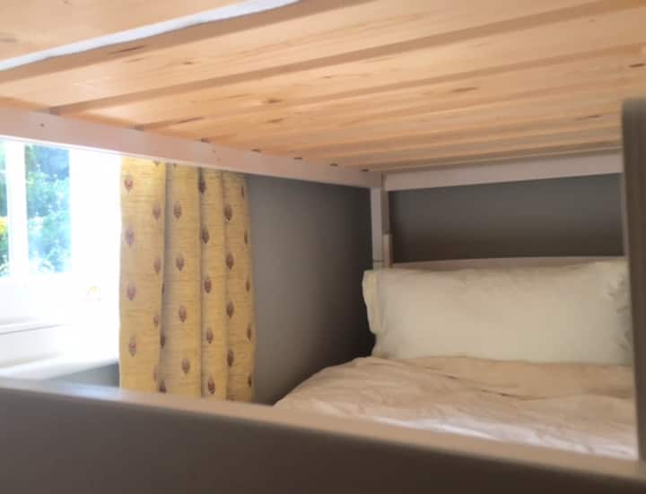 La cabaña: dos literas de tamaño adulto (6,5 pies x 3 pies, 200 x 90 cm) en la planta baja.