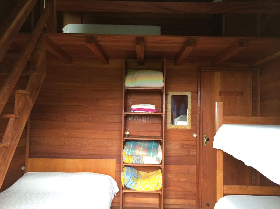 Quarto 2 - Quarto privativo com 01 cama de casal, 01 beliche e 02 colchões de solteiro. O bwc e a cozinha são compartilhados com os demais hóspedes.