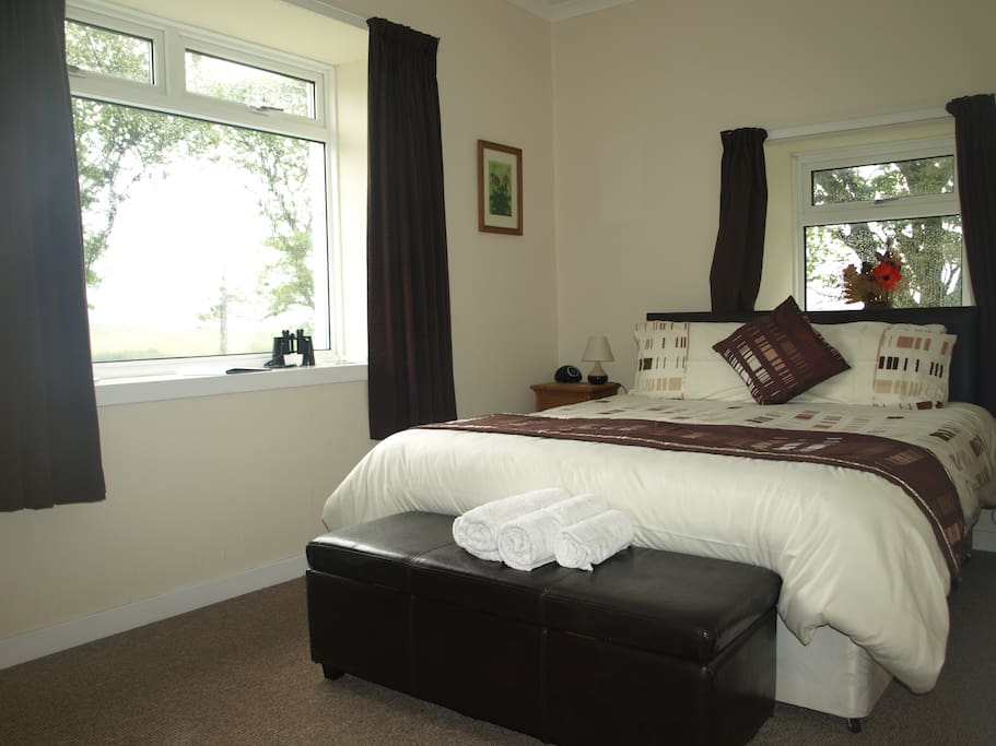 This room can be twin or double. It has dual aspect windows overlooking fields and trees. It is en suite