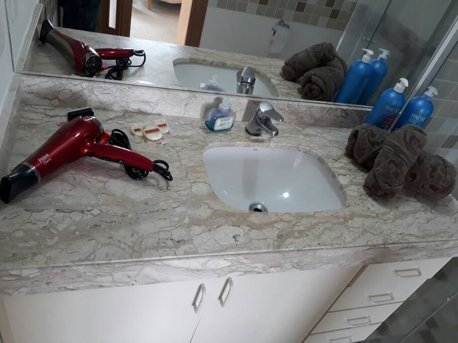 banheiro equipado com secador de cabelo, shampoo, condicionador e sabonetes.
Chuveiro com aquecimento a gás.