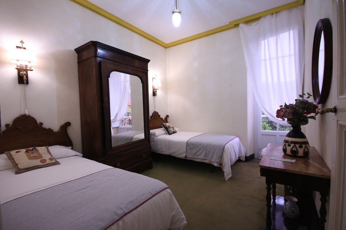 ห้องนอนพร้อมเตียงแฝด 2 หลัง