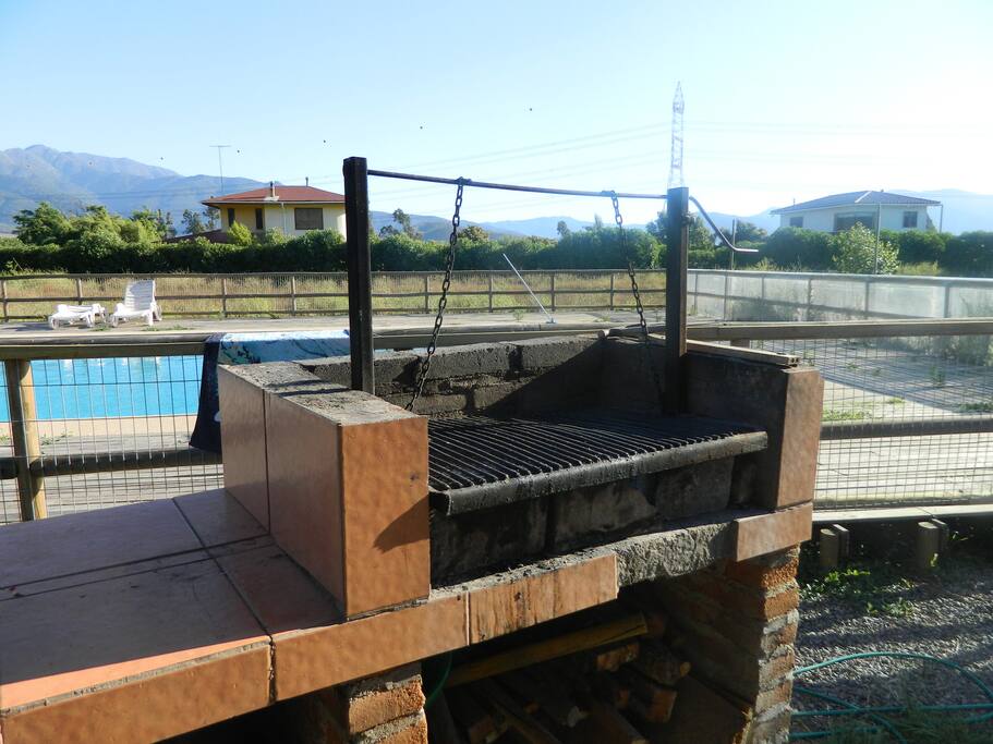 asadera con vista a la piscina.