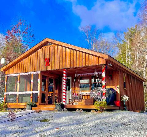 Pinecone Cottage Hot Tub & Projector at Falls Lake