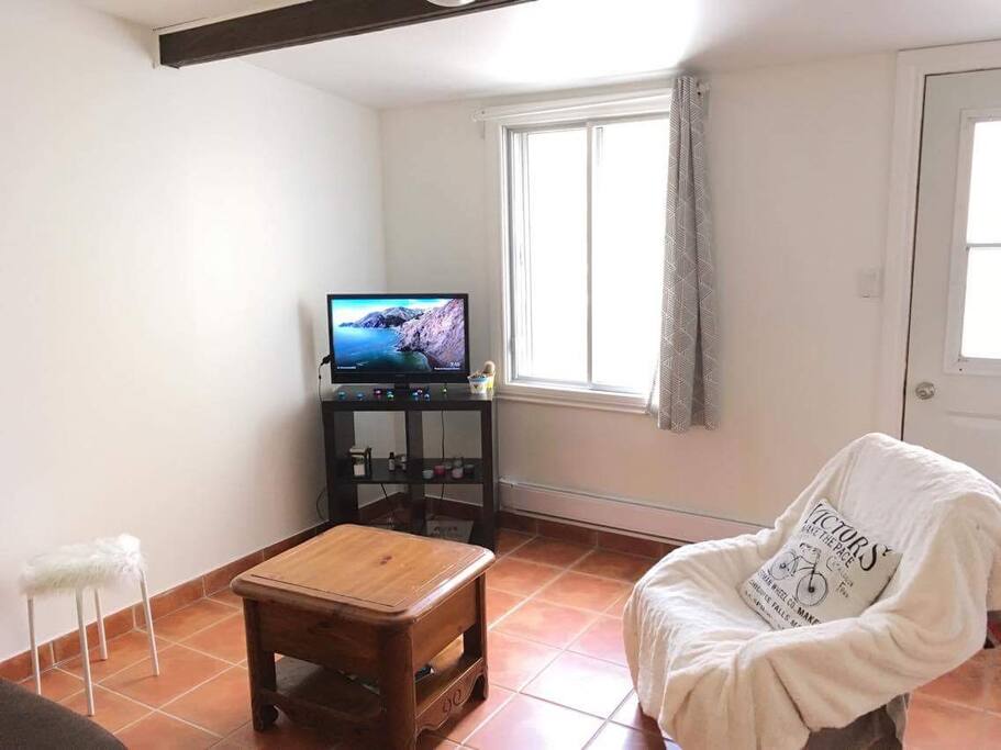 Votre chambre avec un grand dressing, et une télé équipée de chromecast, vous pourrez ainsi facilement regarder des vidéos de votre ordinateur sur la télé )