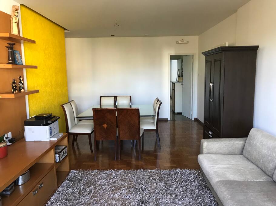 Sala de jantar com mesa para 8 pessoas ....