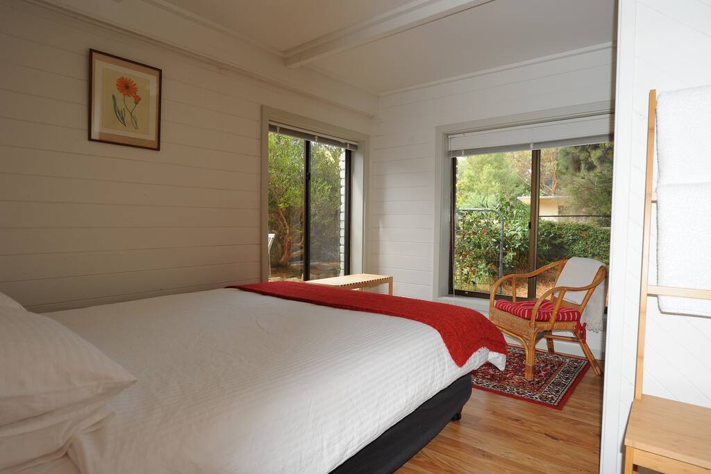 Master bedroom (linen included)