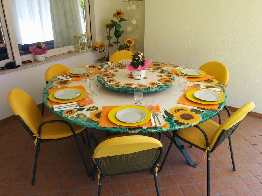 Veranda con tavolo da 8 persone in ceramica