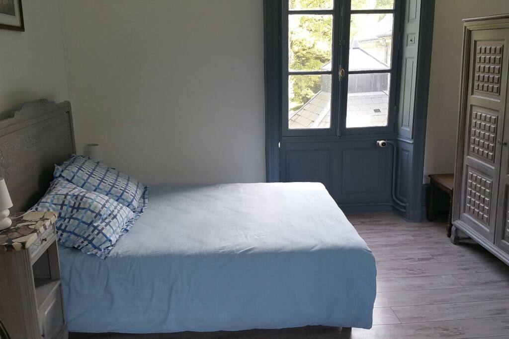Chambre spacieuse avec lit double.
matelas accueil souple soutien ferme.