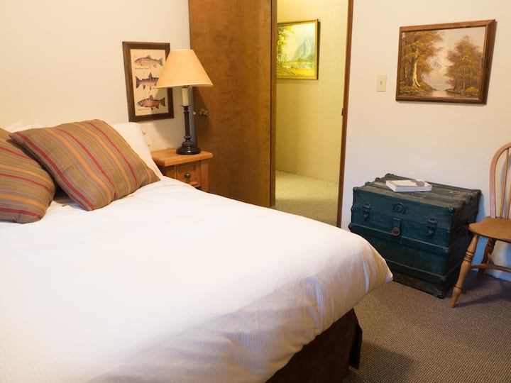 3BD House on the Rogue River Houses for Rent in Grants Pass, Oregon