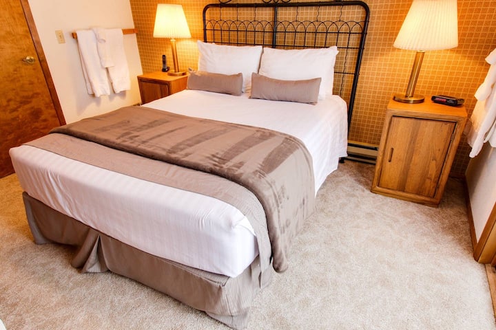 二楼标准双人床卧室，配备全功能卫生间和私人露台，可欣赏山景