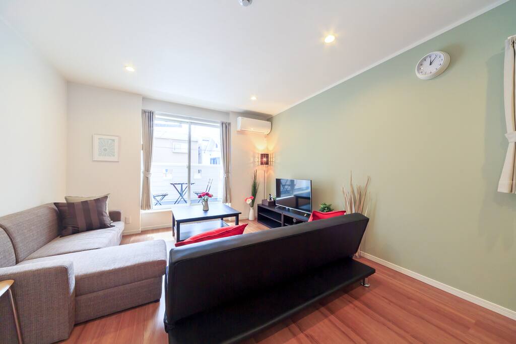 It's very convenient location!
to Namba(Dotonbori) 10min
to USJ 30min
to Kyoto 60min
to Nara 50min
to Kobe 60min
You can enjoy staying at spacious, clean and new house!