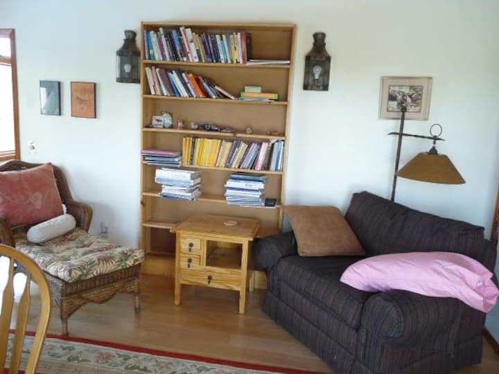 منطقة جلوس في غرفة نوم كبيرة في الطابق العلوي