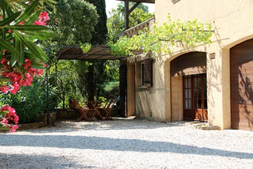 vue entree du logement avec table et chaises de jardin