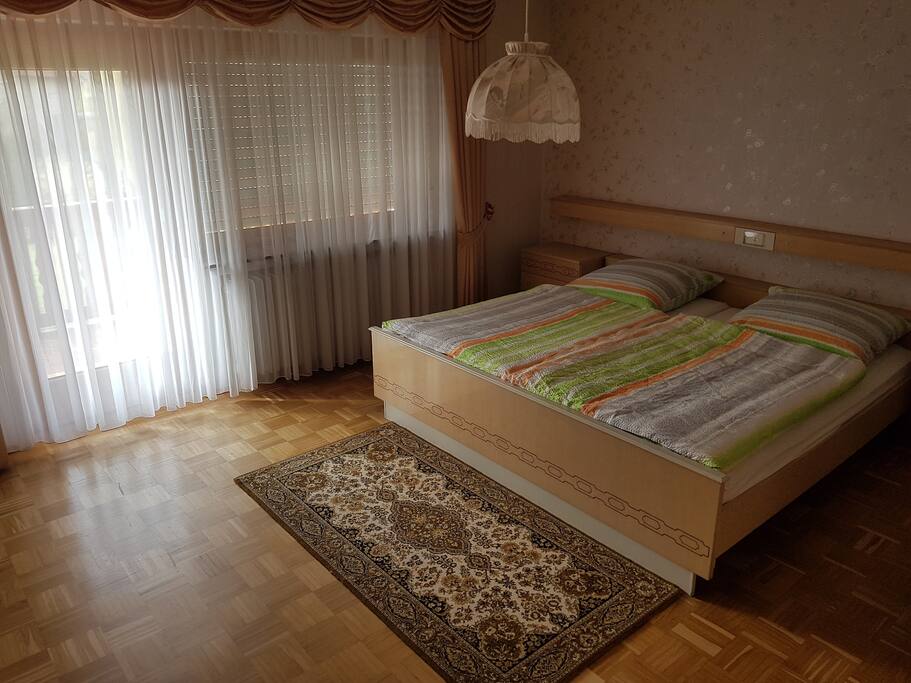 Schlafzimmer 1