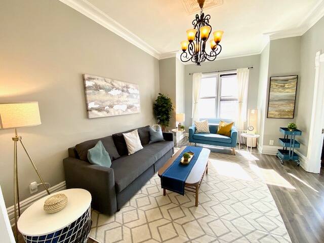 Spacious 3BR in Lakeview – Walk to Wrigley & Shops gallery image 4