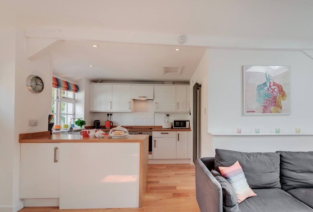 Well equipped kitchen has everything you need for preparing the excellent, local produce.