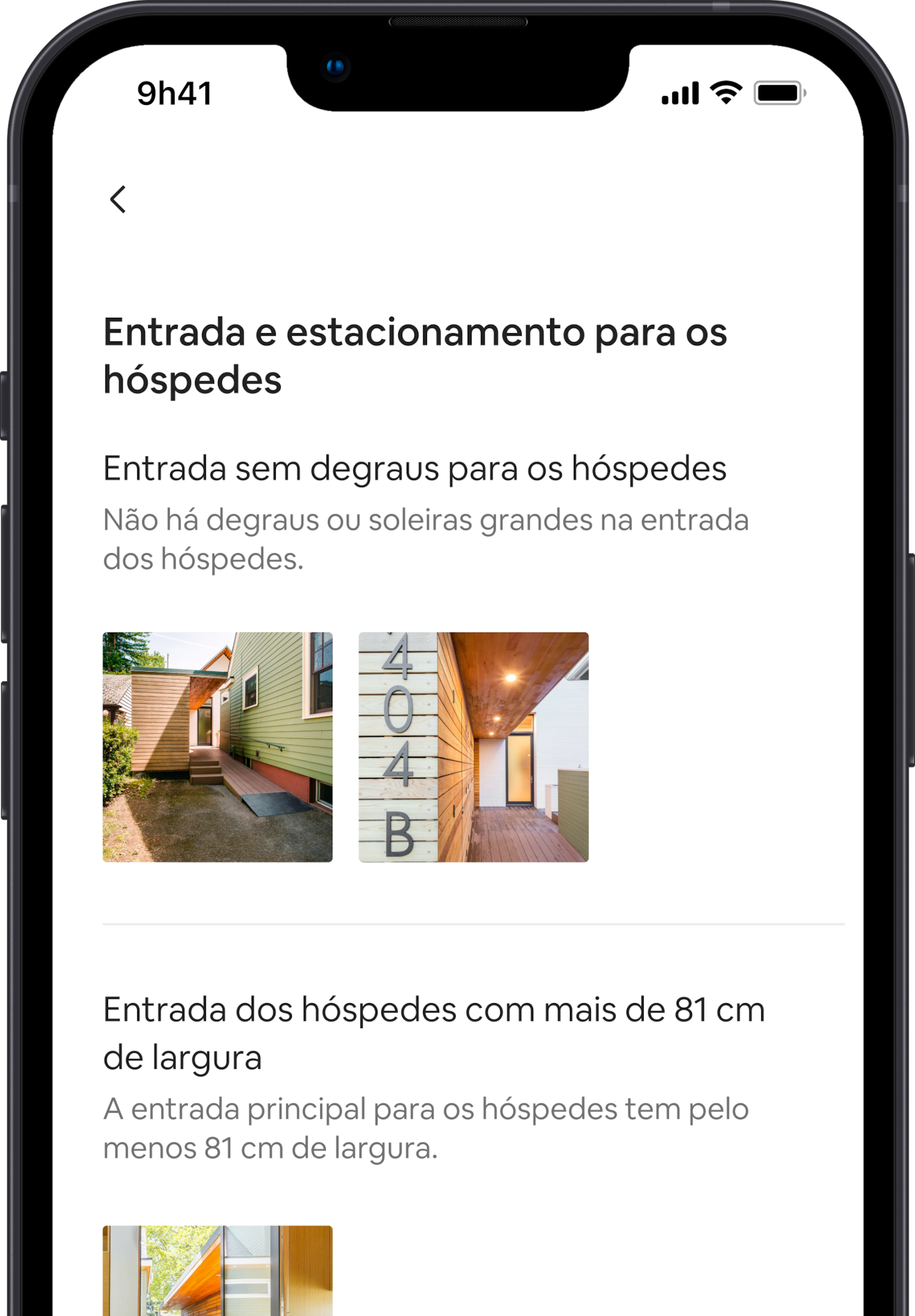 Um celular exibe uma série de recursos de acessibilidade de um anúncio no Airbnb. O primeiro recurso diz "entrada sem degraus", com imagens abaixo que correspondem ao recurso. Logo abaixo aparece outro recurso de acessibilidade que diz "entrada para o hóspede com mais de 81 cm de largura", com uma imagem abaixo correspondente ao recurso.