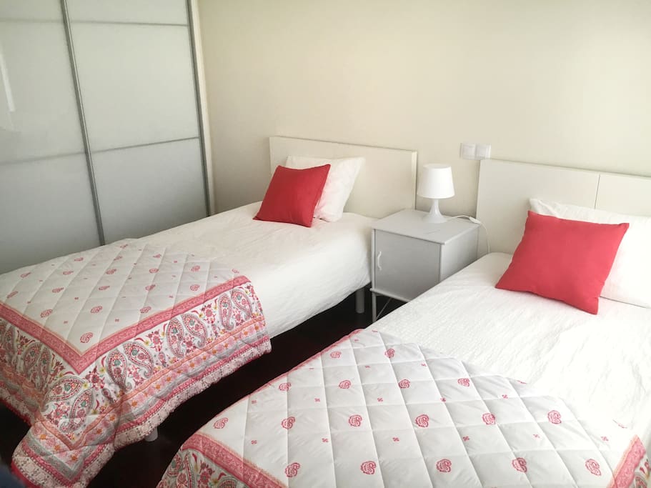 Dormitorio 2, cm dos camas de 90cm. Armario empotrado.