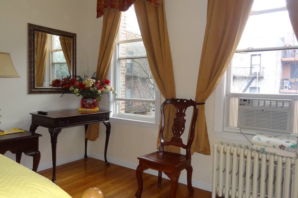 Desk/Chair / AC