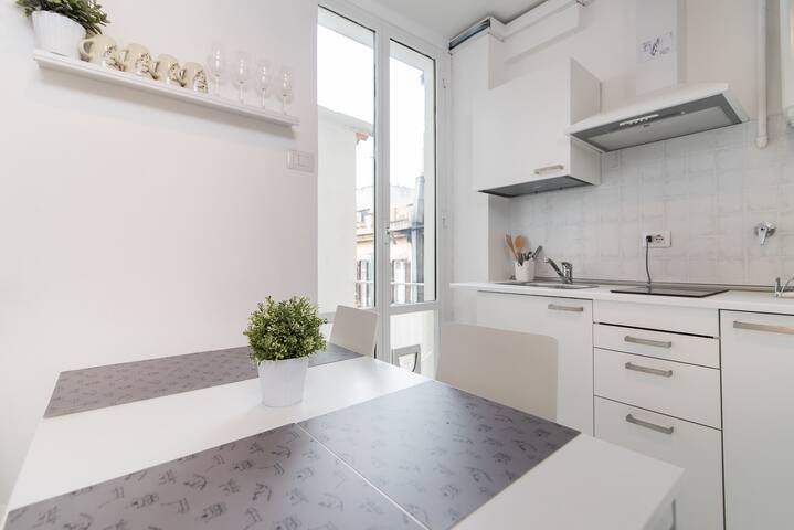 Coliseum white flat gallery image 4