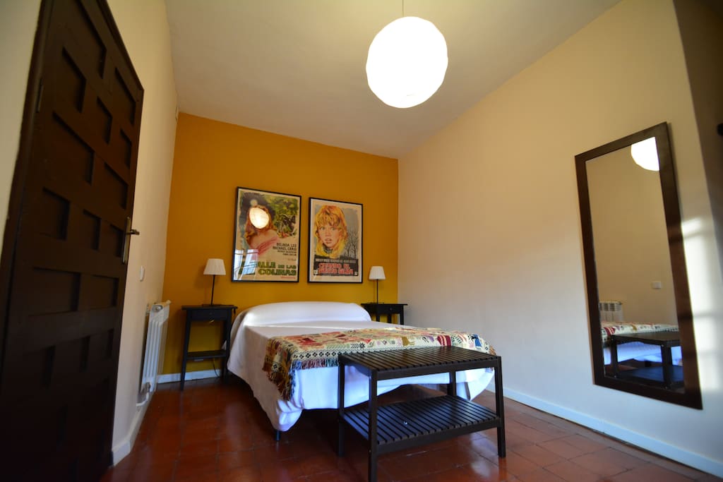 Habitación “Cuando el Viento Silba“
Estancia luminosa con balcón, confortable que cuenta con vistas al Pueblo. Homenaje a Bryan Forbes con su obra “Cuando el Viento Silba” una joya que refleja perfectamente la infancia y el cinísmo del mundo adulto.