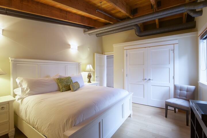 Ocean View Penthouse on Salt Spring Island gallery image 4