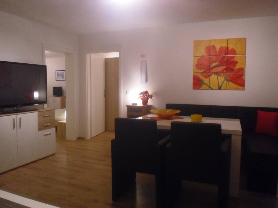große Wohnküche mit Eckbank, 2 Sessel und Flachbildfernseher