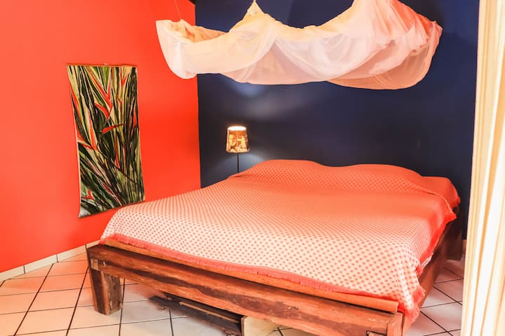 חדר שינה עליון - עם מרפסת