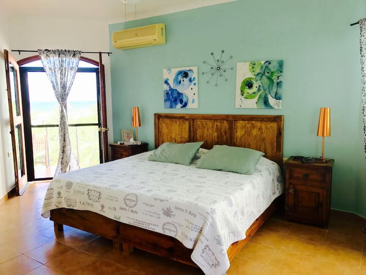 Chambre principale lumineuse et aérée avec salle de bains privative et terrasses