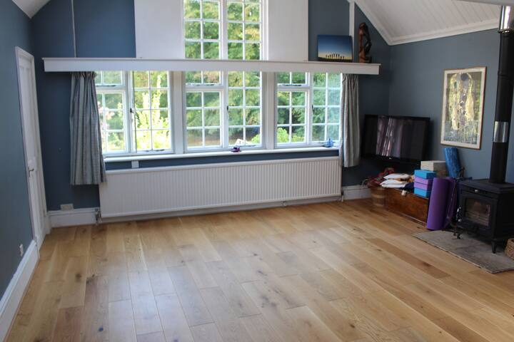 голяма стая за йога/стая за почивка/допълнителна зона за спане, с печка на дърва 