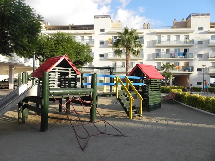 ZONA JUEGOS EN ZONA COMUNITARIA / AREA GAMES IN COMMUNAL AREA