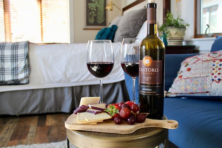 Romantic Vineyard Guesthouse - 2 min from wineries