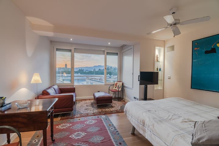 Master bedroom with historic city center and port in the background - Dormitorio principal con vistas al centro histórico y puerto al final