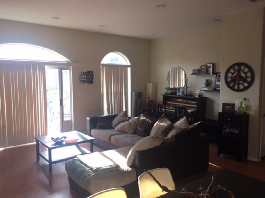 Living Room. Piano.