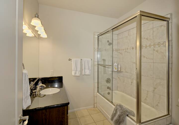 Vacation Townhome - Hot Tub, WIFI-L