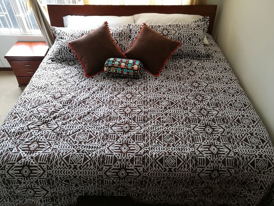 A king bed just for you! ¡Una cama king solo para tí!