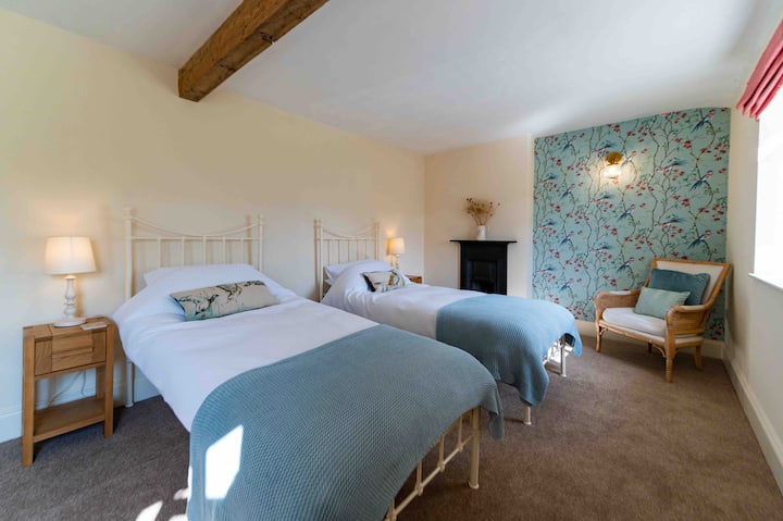 Twin bedroom