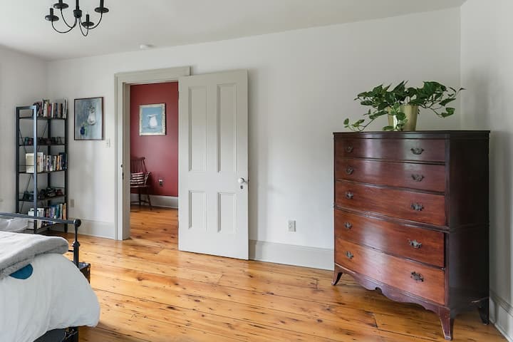 The secondary bedroom.