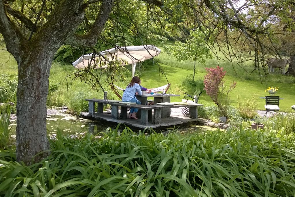 Am Teich verweilen, reden, lesen, geniessen