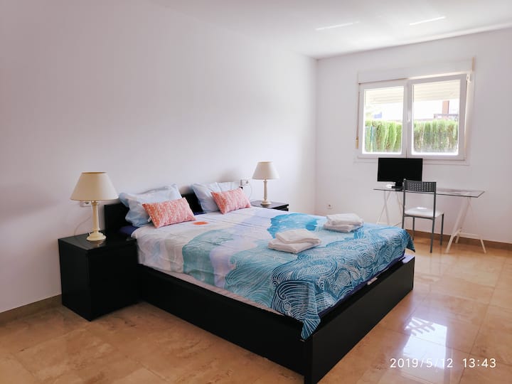 Velika spavaća soba u prizemlju.