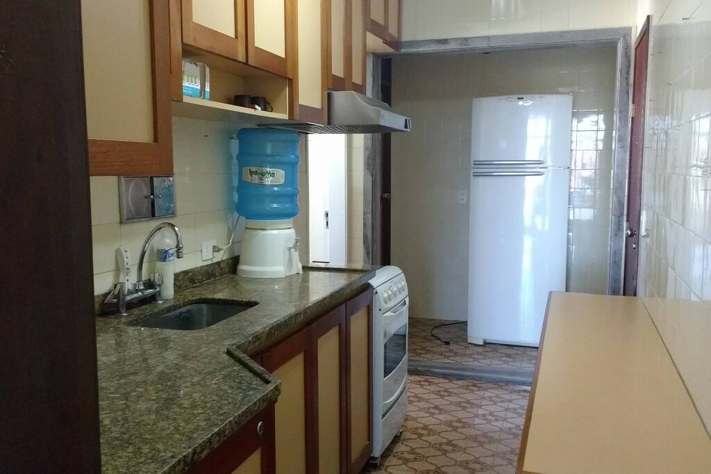 Cozinha com móveis planejados em madeira.