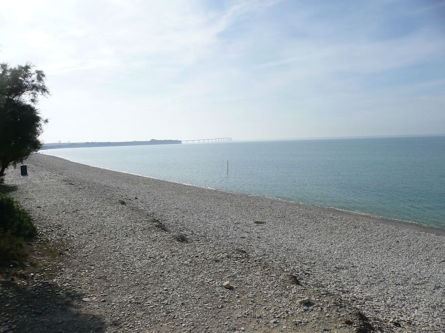 Plage de L'Houmeau avec vue sur l'ile de Ré qui est juste en face