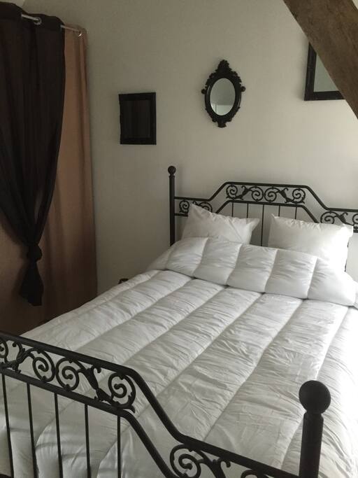 La chambre est dotée d'un dressing !