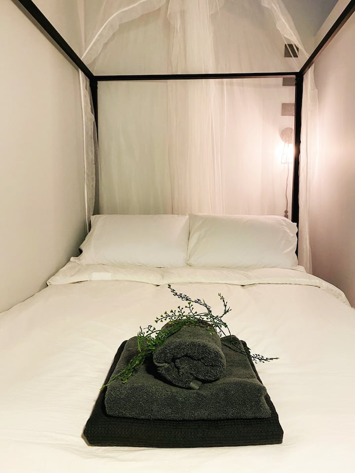 Спалната соба 2 има катче, двоен кревет со балдахин. Сосема новиот душек, постелнината и перниците се меки и удобни.