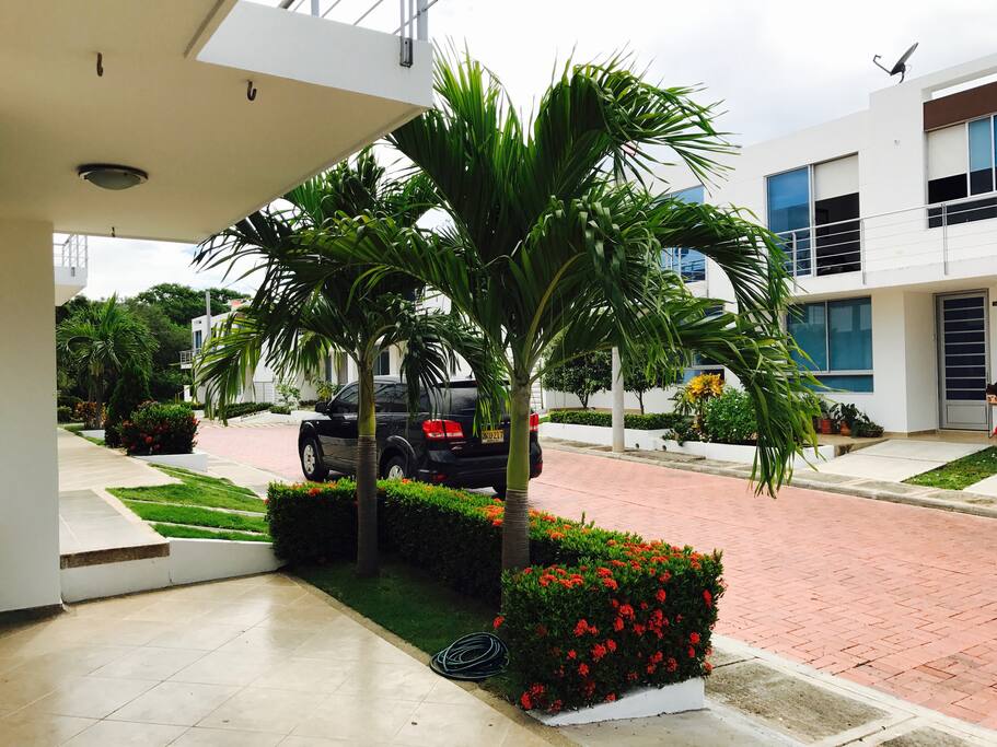 Vista del ante jardín de la casa en donde se podrán colgar las dos hamacas o ubicar sillas.
