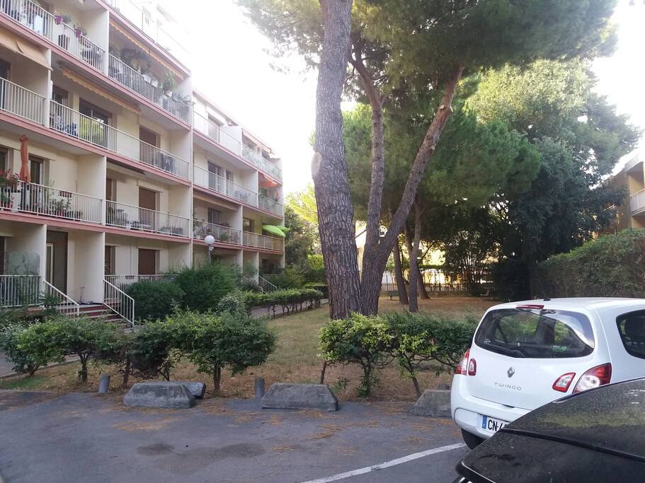 Vue du balcon sur le parc .