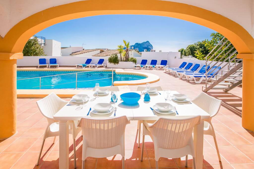 Private outdoor dining facilities overlooking the pool